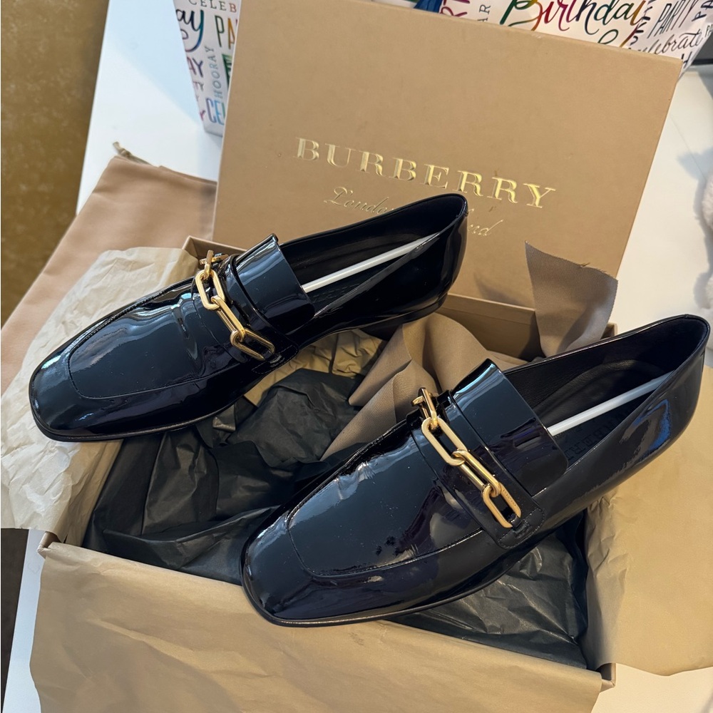 Burberry Black Patent Loafers with Gold Chain size38.5
